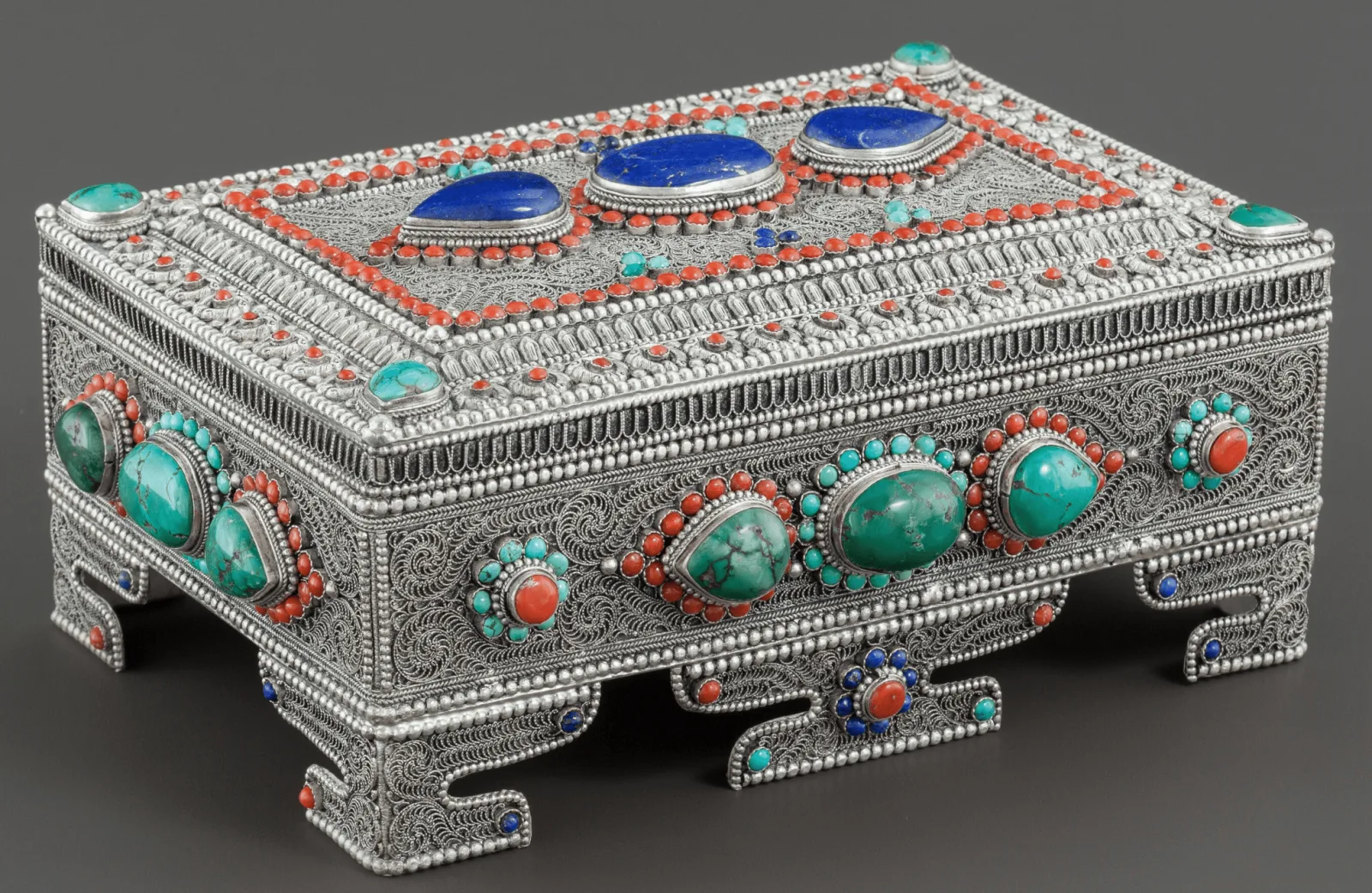Coffret népalais orné de pierres du XXème siècle