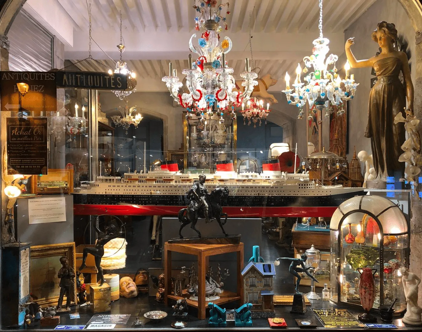 Devanture du magasin Antiquités Héliez à Clermont-Ferrand