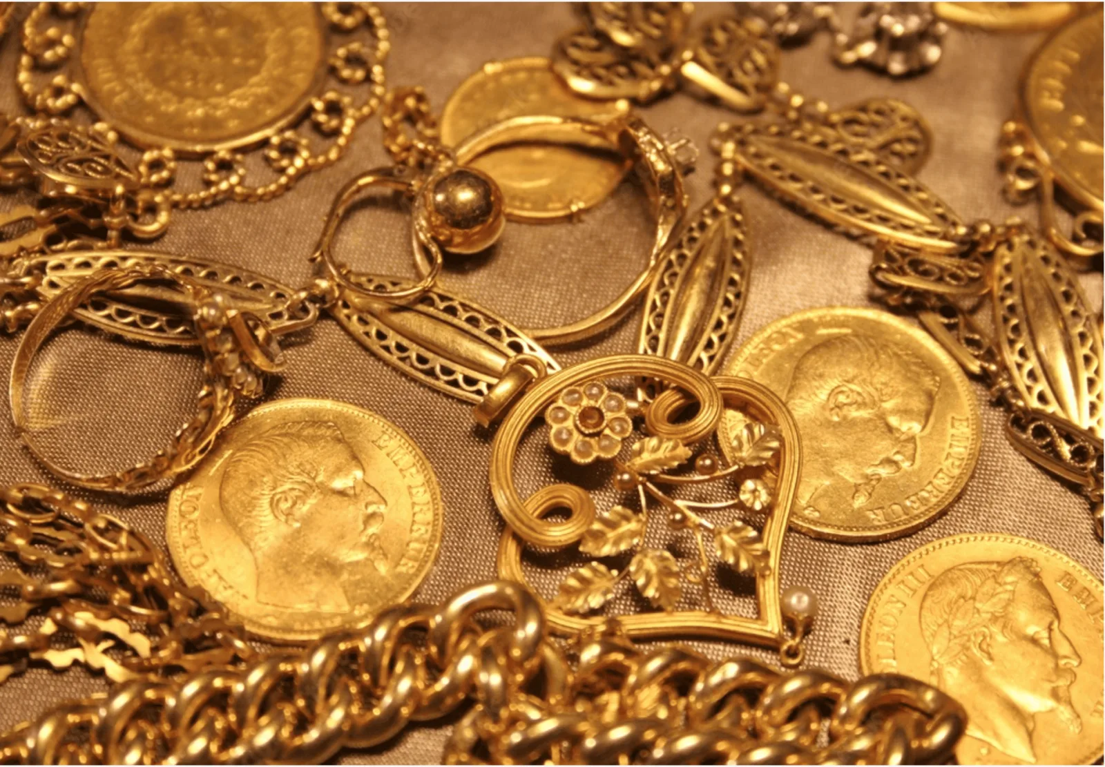 Bijoux anciens en or et pièces de monnaies en or et argent estimés par Antiquités Héliez