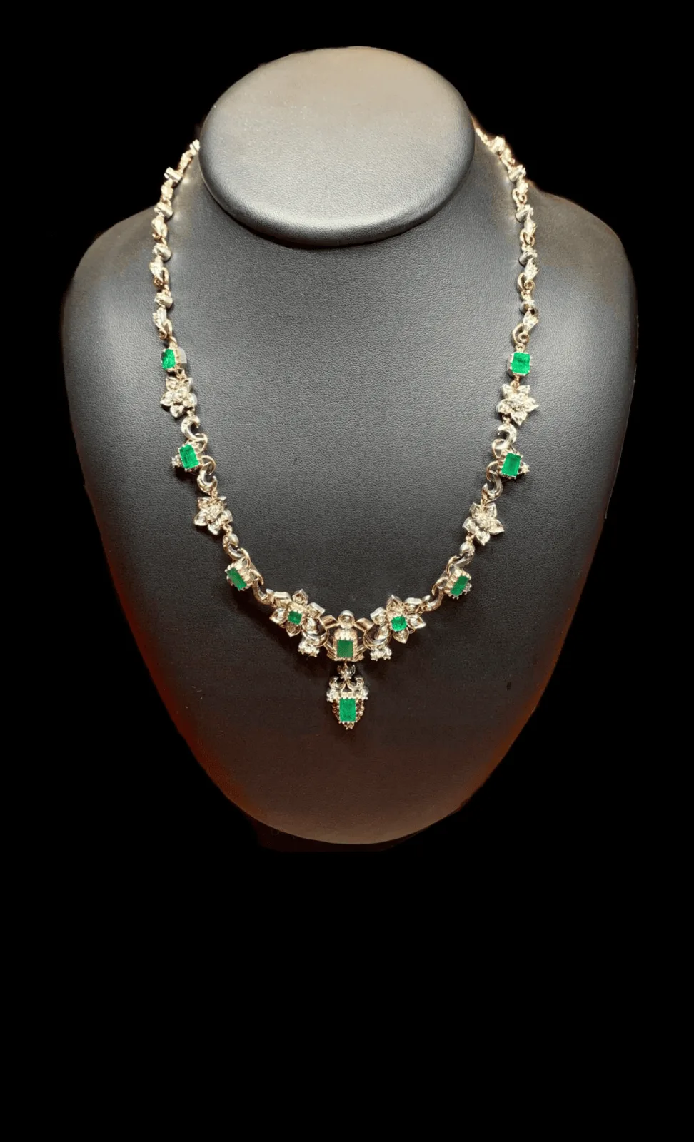 Collier Napoléon III orné d'émeraudes, XXème siècle, France